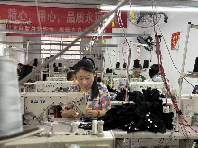 這條流水線是山民編織生活的“夢(mèng)工廠”:流水線